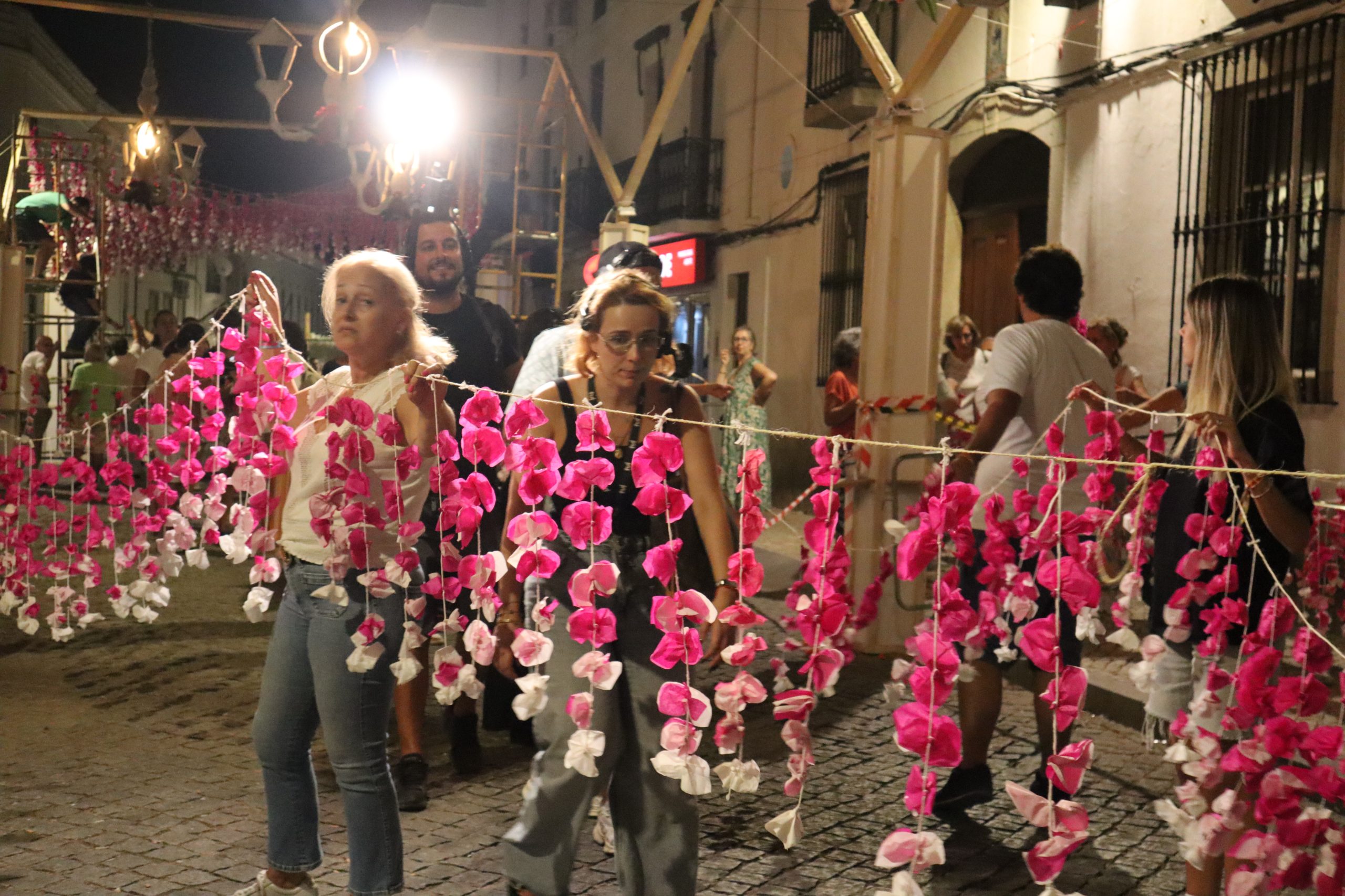 Festas do Povo/a noite que não dorme: enramação junta residentes e visitantes em Campo Maior (c/fotorreportagem)